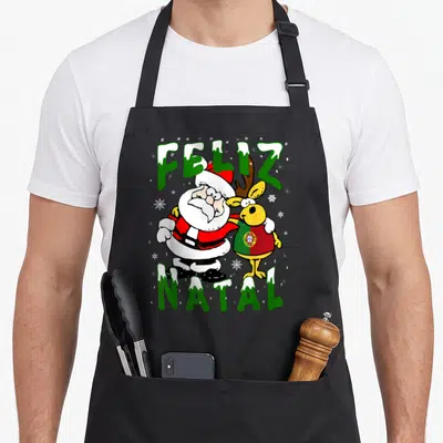 Tablier de cuisine noir avec Père Noël et Zé Pilipita portant le drapeau portugais sous Feliz Natal.