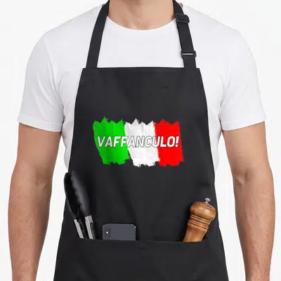 Tablier de cuisine noir avec un drapeau italien brossé et le texte Vaffanculo en blanc.