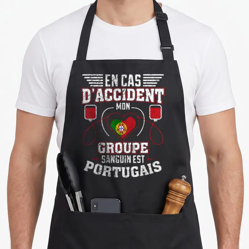 Tablier de cuisine noir avec le texte En cas d accident mon groupe sanguin est Portugais entouré d un cœur aux couleurs du drapeau portugais