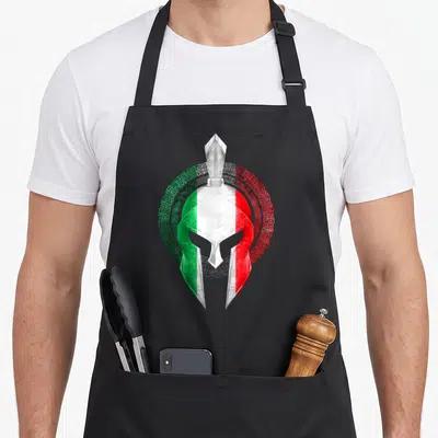 Tablier de cuisine noir avec un casque de spartiate italien aux couleurs vertes, blanches et rouges du drapeau national.