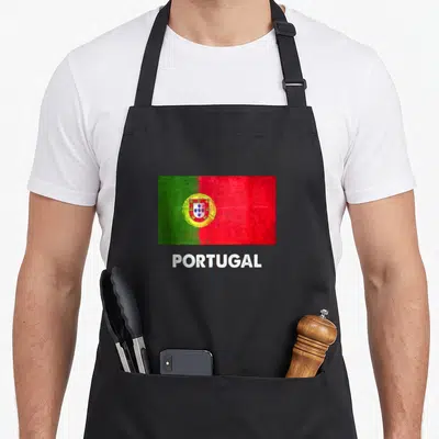 Tablier de cuisine noir avec le drapeau du Portugal et le mot PORTUGAL imprimé en blanc en dessous.