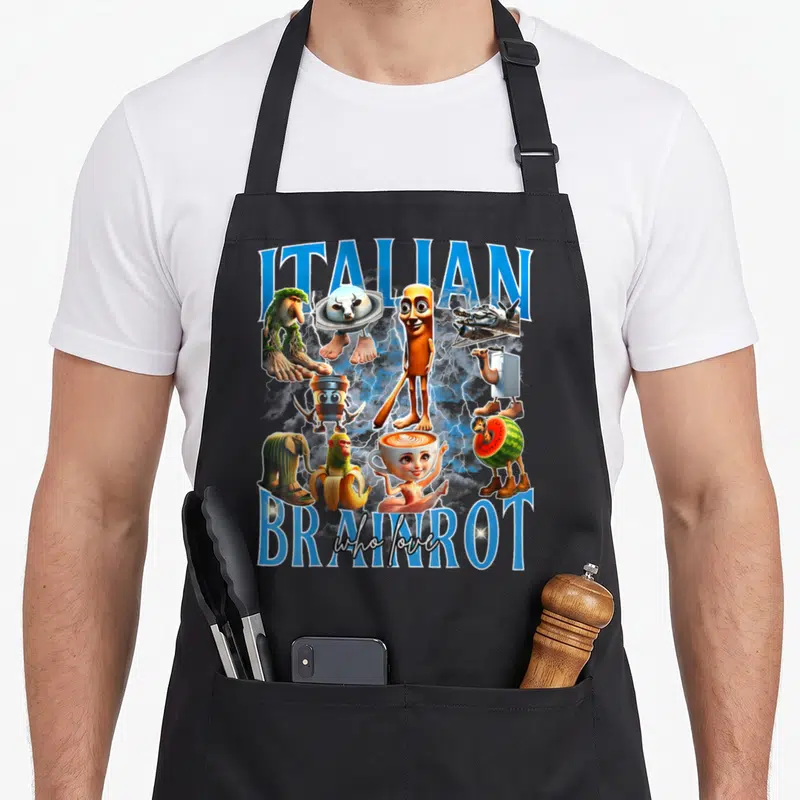 Tablier de cuisine noir avec un collage de personnages absurdes et le texte Italian Brainrot en lettres capitales bleues.