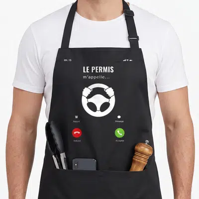 Tablier de cuisine noir avec une illustration blanche d'un écran de téléphone indiquant que le permis m'appelle, incluant un volant et des boutons d'accord ou de refus.