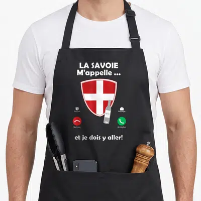 Tablier de cuisine noir avec l'inscription La Savoie m'appelle et un drapeau de la Haute-Savoie en forme d'écran de téléphone.