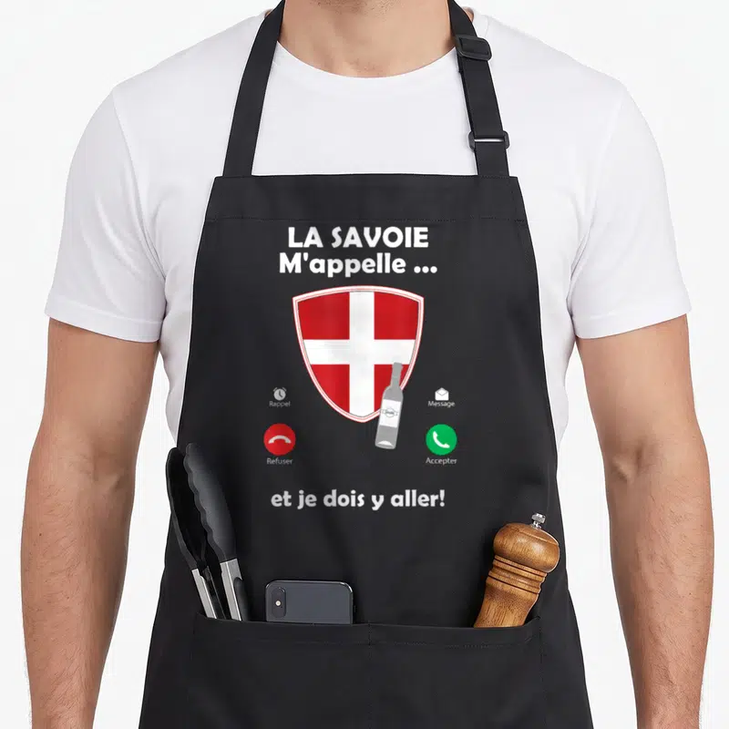 Tablier de cuisine noir avec l'inscription La Savoie m'appelle et un drapeau de la Haute-Savoie en forme d'écran de téléphone.