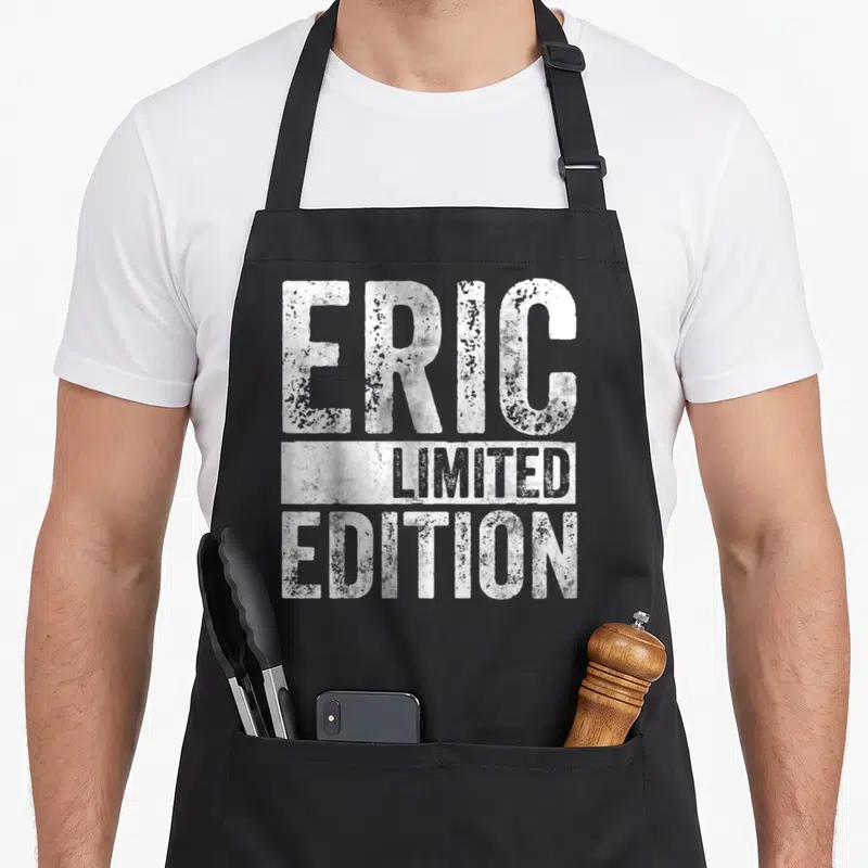 Tablier de cuisine noir avec inscription blanche texturée ERIC LIMITED EDITION au centre du torse.