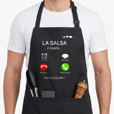 Tablier de cuisine noir avec écran de téléphone affichant l'invitation à danser la salsa, icônes rouges et vertes.
