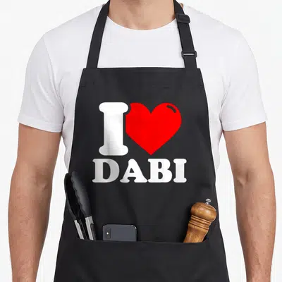 Tablier de cuisine noir avec inscription blanche J'adore le prénom de Dabi et un grand cœur rouge au centre du motif imprimé.