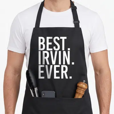 Tablier de cuisine noir avec l'inscription Best Irvin Ever en grandes lettres blanches capitales.
