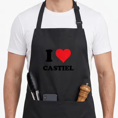 Tablier de cuisine noir avec inscription I Heart Castiel et un grand cœur rouge au centre.