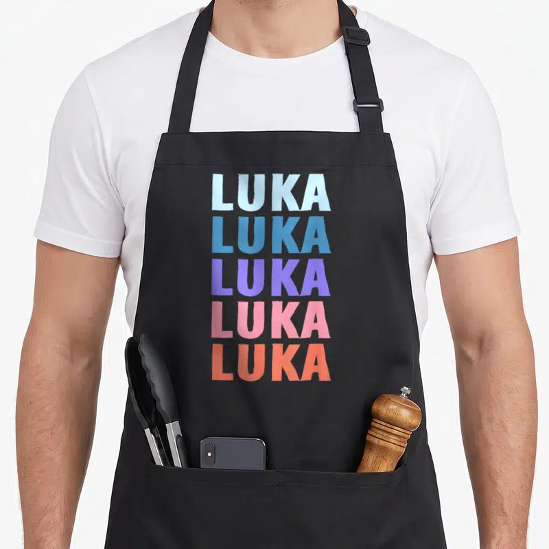 Tablier de cuisine noir avec le prénom LUKA répété cinq fois en lettres capitales aux couleurs pastel.