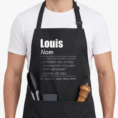 Tablier de cuisine noir avec le prénom Louis et une liste d'attributs humoristiques en typographie blanche sur fond uni.