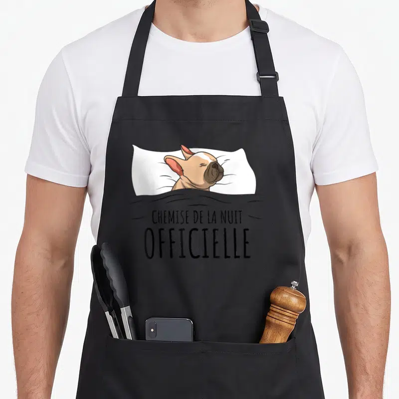 Tablier de cuisine noir avec illustration d'un bouledogue français sur un oreiller et le texte « chemise de la nuit ».