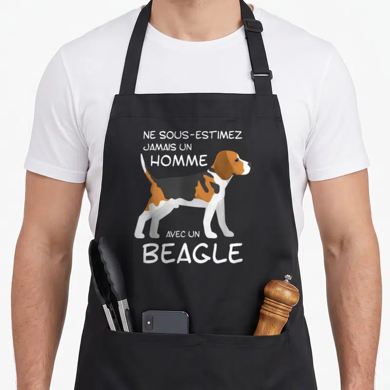 Tablier de cuisine noir avec illustration d'un beagle tricolore et texte blanc Ne Sous-estimez Jamais Un Homme Avec Un Beagle