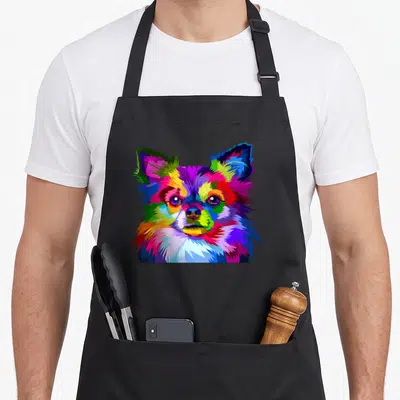Tablier de cuisine noir avec portrait stylisé multicolore d'un chihuahua à poils longs au regard expressif.