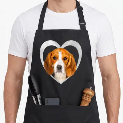 Tablier de cuisine noir avec portrait de beagle blanc et roux dans un grand cœur blanc.
