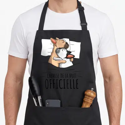 Tablier de cuisine noir avec illustration d'un bouledogue français en train de dormir sous une couverture avec le texte « chemise de la nuit ».