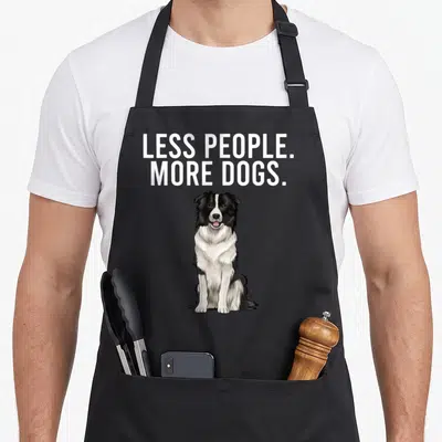 Tablier de cuisine noir avec illustration d'un chien Border Collie et texte blanc MOINS DE GENS. MORE DOGS.