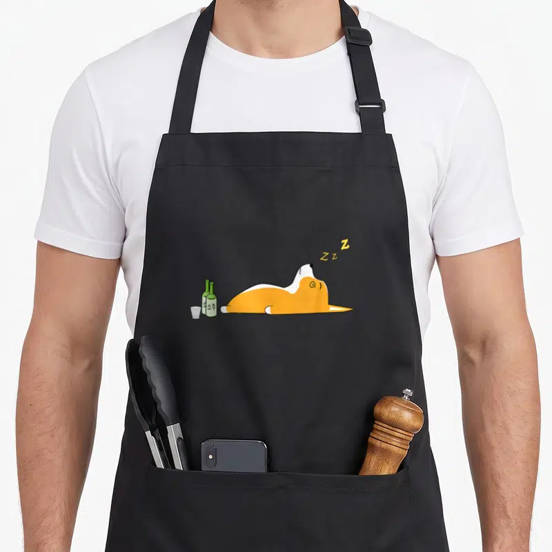 Tablier de cuisine noir avec illustration d'un corgi dormant près de bouteilles de soju.