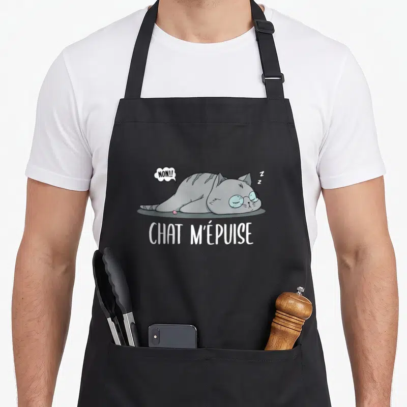 Tablier de cuisine noir avec un chat gris allongé et le texte CHAT M'ÉPUISE en blanc.