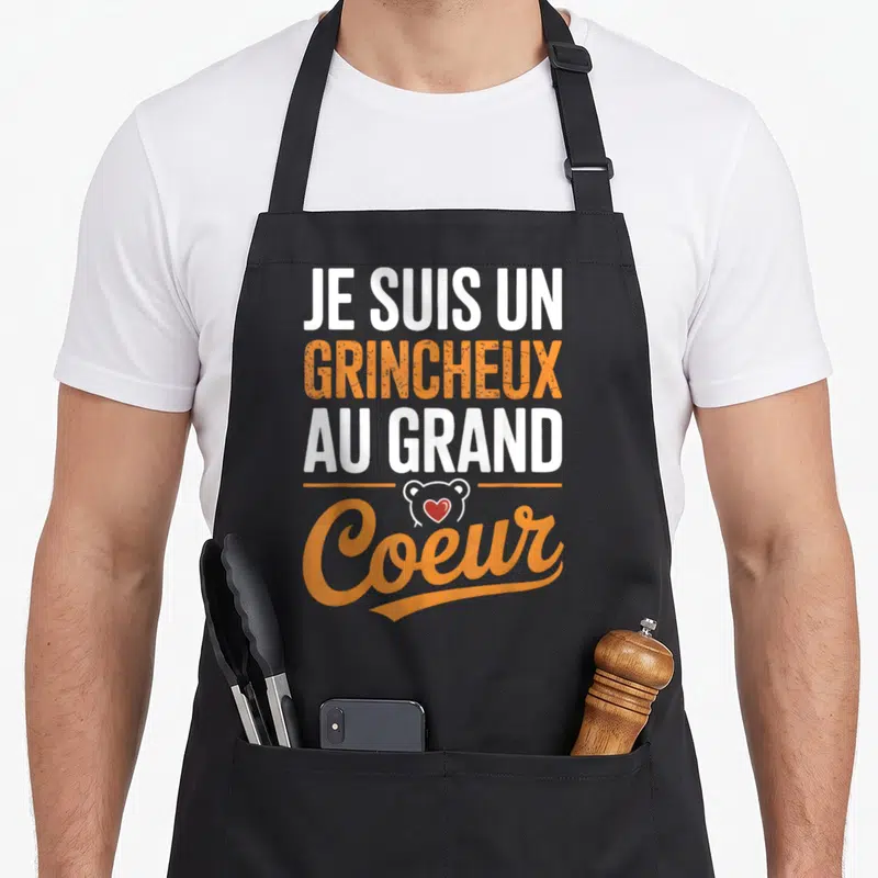 Tablier de cuisine noir avec inscription Je suis un grincheux au grand coeur et petit logo d'ours à cœur rouge