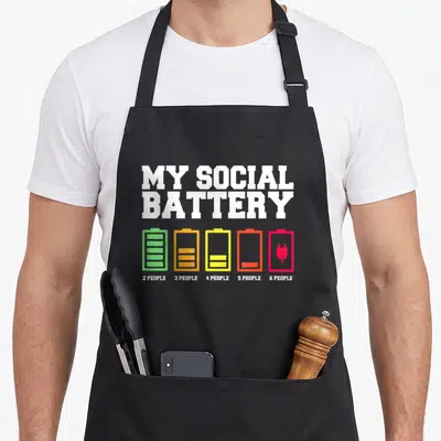 Tablier de cuisine noir avec my social battery et cinq batteries colorées numérotées de deux à six personnes.
