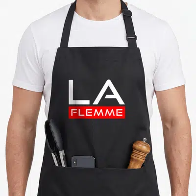 Tablier de cuisine noir avec le logo La Flemme en typographie blanche et rectangle rouge.