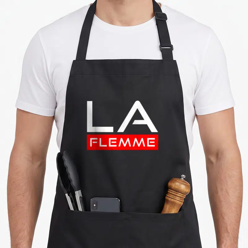Tablier de cuisine noir avec le logo La Flemme en typographie blanche et rectangle rouge.