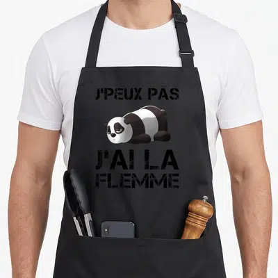 Tablier de cuisine noir avec un panda endormi et le texte Jpeux pas j'ai la flemme imprimé en noir.