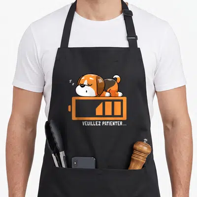 Tablier de cuisine noir avec un chien dormant sur une icône de batterie orange et le texte Veuillez patienter.