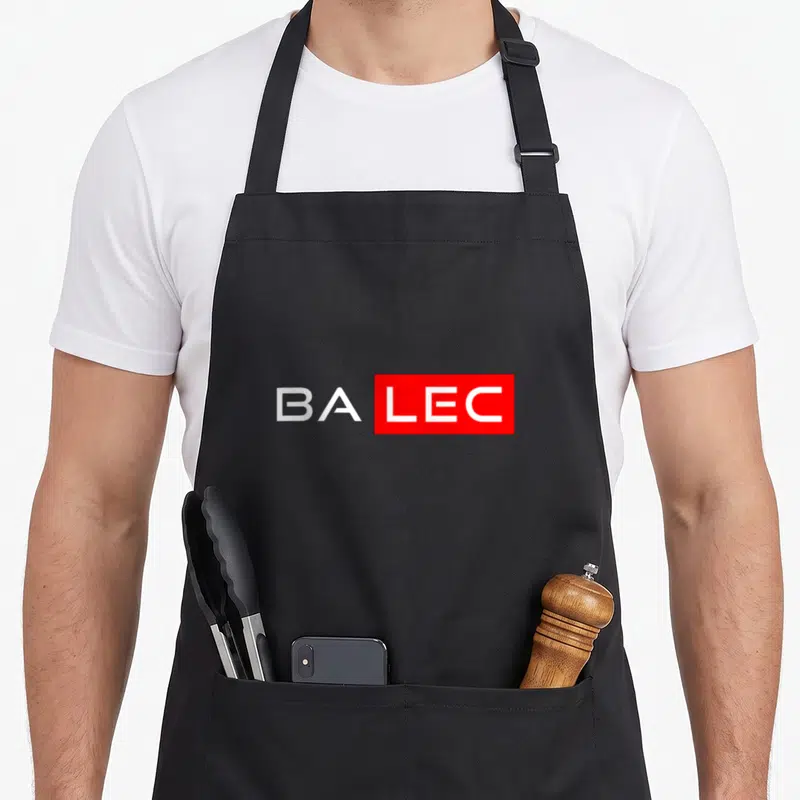 Tablier de cuisine noir avec le logo BALEC BALEK en blanc et rectangle rouge.
