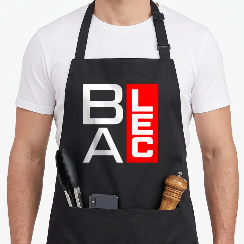 Tablier de cuisine noir avec le logo BALEC BALEK en lettres blanches et un rectangle rouge vertical.