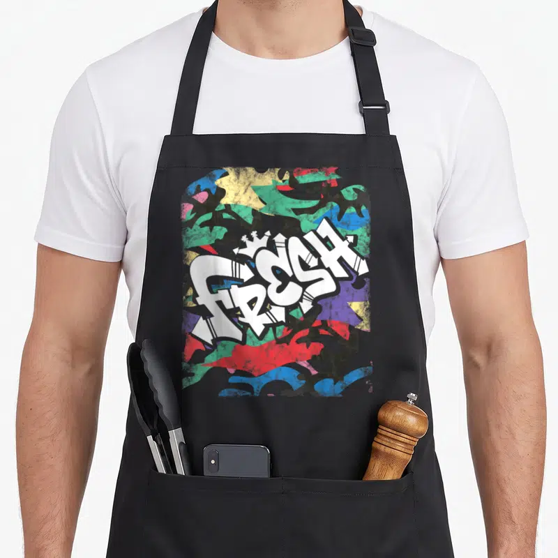 Tablier de cuisine noir avec motif graffiti blanc Fresh sur fond camouflage multicolore bleu vert rouge et jaune, style old school urban.