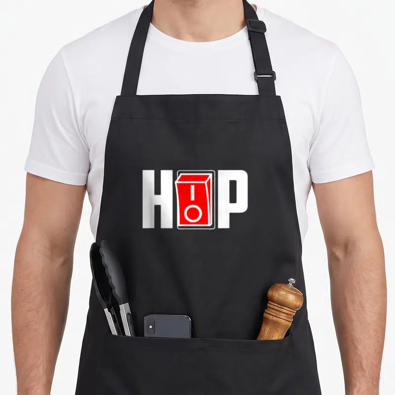 Tablier de cuisine noir avec un logo stylisé HOP en blanc et rouge intégrant une icône d'alerte au centre.