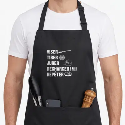 Tablier de cuisine noir avec inscription blanche Viser Tirer Jurer Recharger Répéter et dessins de fusil et cible.