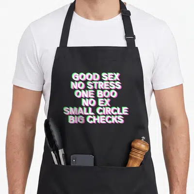 Tablier de cuisine noir avec slogan Good Sex No Stress One Boo Small Circle Big Checks en lettres roses et vertes.