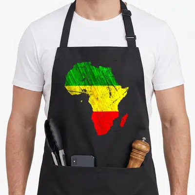 Tablier de cuisine noir avec une carte d'Afrique aux couleurs vert jaune et rouge en style grunge.