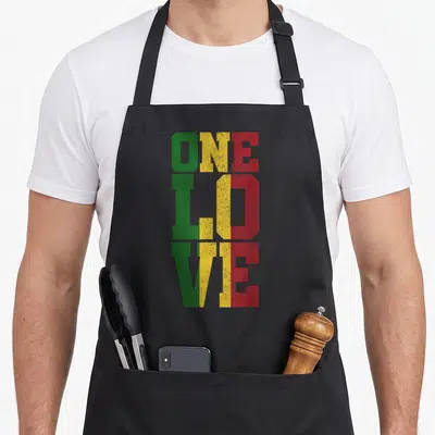 Tablier de cuisine noir avec linscription One Love en lettres vertes jaunes et rouges style vintage