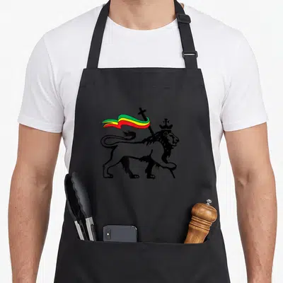 Tablier de cuisine noir avec lion couronné tenant un drapeau tricolore vert jaune et rouge.