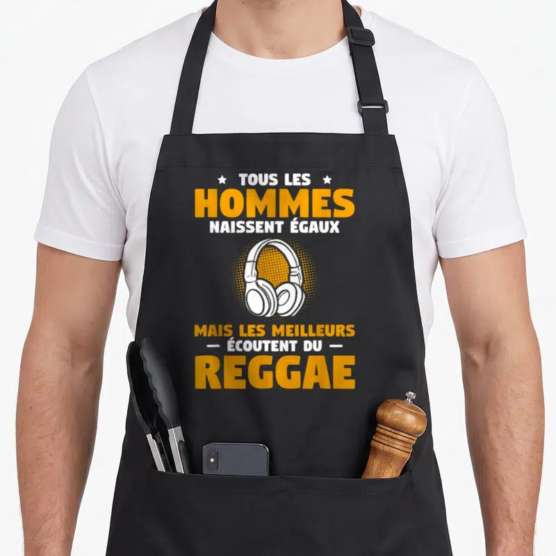 Tablier de cuisine noir avec inscription tous les hommes naissent égaux mais les meilleurs écoutent du reggae et un casque blanc.
