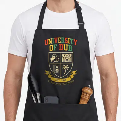 Tablier de cuisine noir avec un blason University of Dub illustré d'un lion et d'équipements audio en couleurs vives.