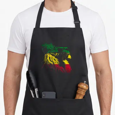 Tablier de cuisine noir avec un lion aux couleurs vert jaune et rouge du mouvement rastafari.