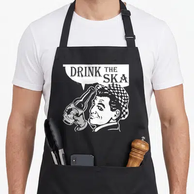 Tablier de cuisine noir avec illustration blanche d'un homme au chapeau checké tenant une bouteille sous la phrase Drink the Ska.