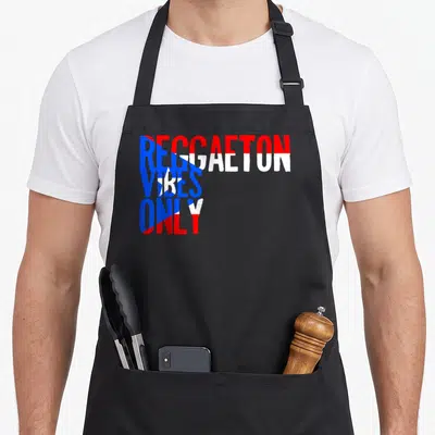 Tablier de cuisine noir avec inscription Reggaeton « Ambiances » Only aux couleurs rouge, blanc et bleu.