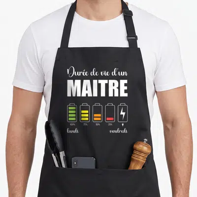 Tablier de cuisine noir avec une illustration de batteries indiquant la durée de vie d'un maître de lundi à vendredi.