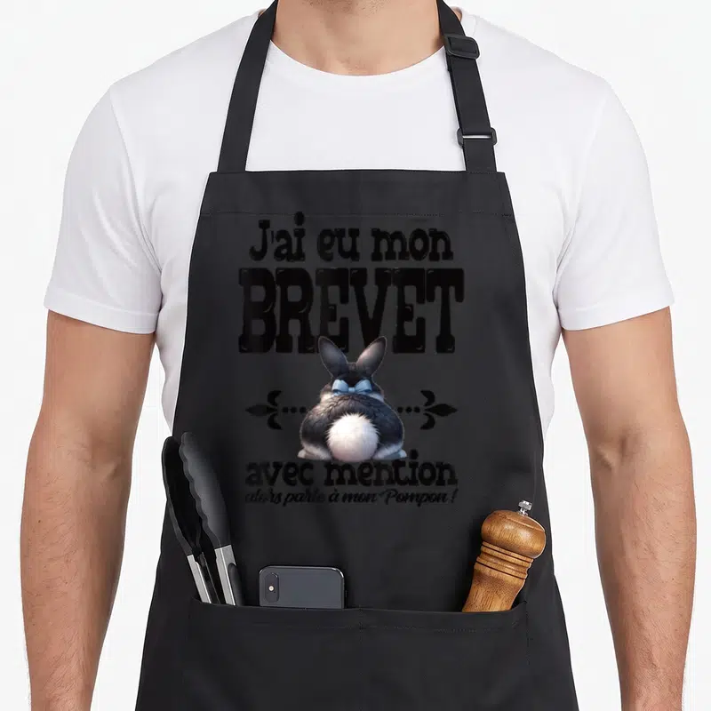 Tablier de cuisine noir avec illustration d'un lapin et texte J'ai eu mon BREVET avec mention alors parle à mon Pompon