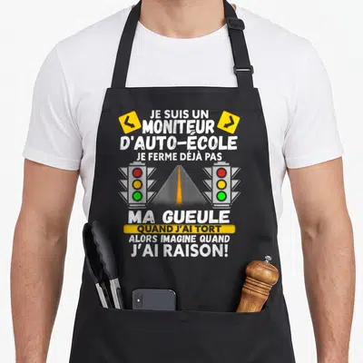 Tablier de cuisine noir avec texte blanc et jaune sur fond gris, feux tricolores et flèche de route au centre.