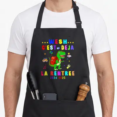 Tablier de cuisine noir avec dinosaure vert à dosier rouge et texte Wesh c'est déjà la rentrée 2024 2025 multicolore.