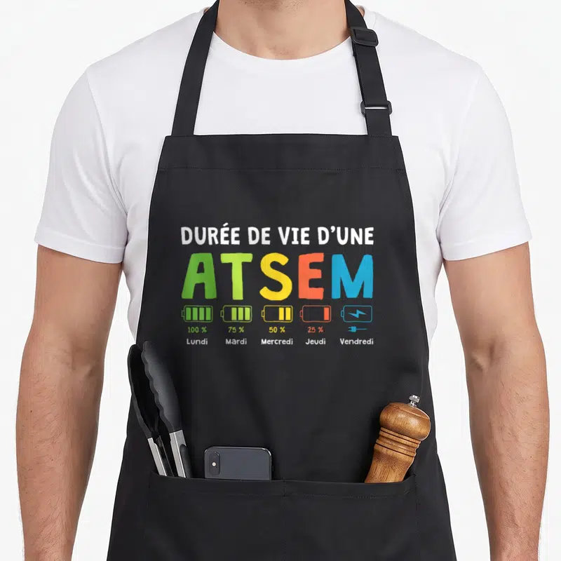 Tablier de cuisine noir avec illustration batteriesAtsem et texte blanc sur fond gris uni.