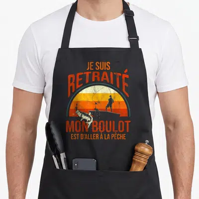 Tablier de cuisine noir avec inscription Je suis retraité mon boulot est d'aller à la pêche et silhouette de pêcheur au coucher du soleil.